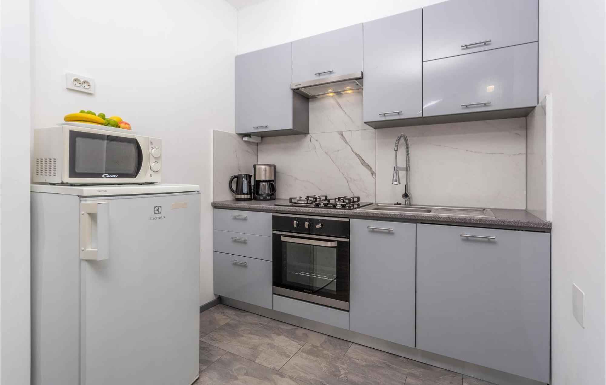 Stunning Apartment In Malinska With Kitchen Bagian luar foto