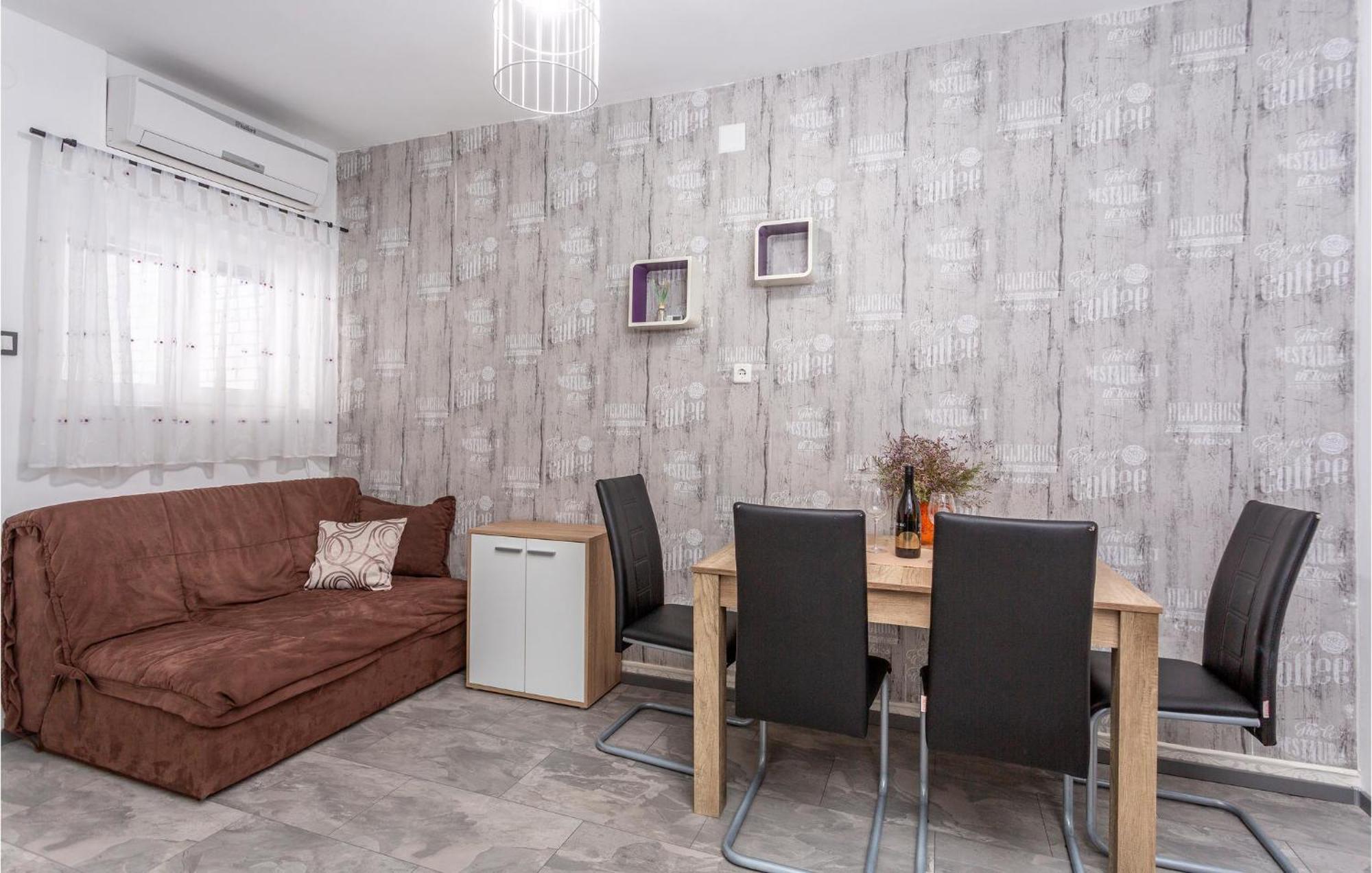 Stunning Apartment In Malinska With Kitchen Bagian luar foto