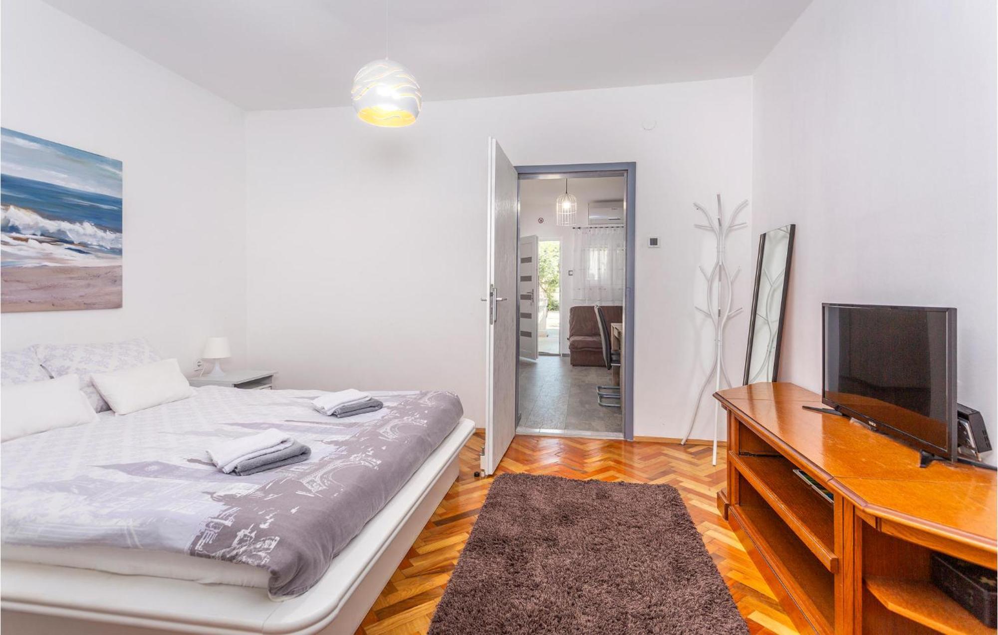 Stunning Apartment In Malinska With Kitchen Bagian luar foto